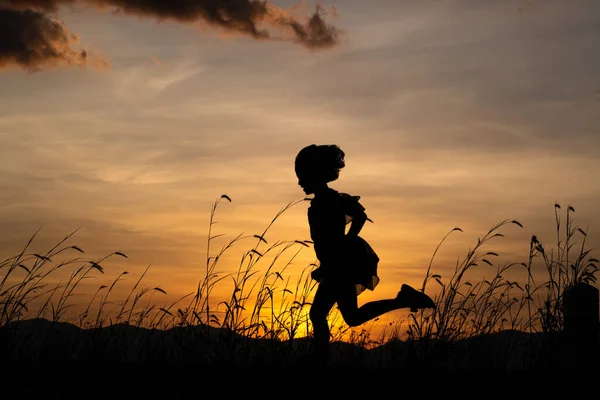 Silhouette Della Bambina Che Corre Sul Prato Sullo Sfondo Del — Foto Stock