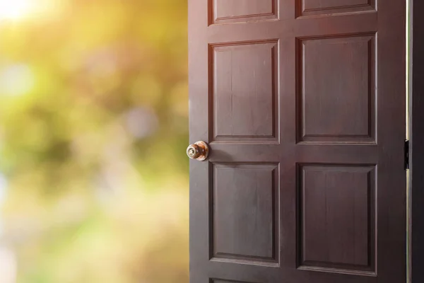 Open Deur Met Groene Natuur Bokeh Achtergrond — Stockfoto