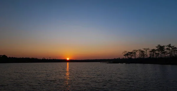 Sol Brilla Sobre Lago Río Amanecer Paisaje Natural Por Mañana —  Fotos de Stock