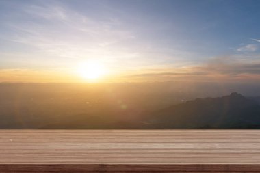 Sabah vakti dağlı boş ahşap masa. Kırsal alan.