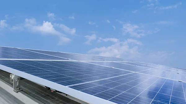 Solární Moduly Panely Pozadí Modré Oblohy Koncept Environmentálních Zdrojů Energie — Stock fotografie
