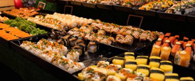 Çeşit çeşit suşi nigiri ve maki seti. Ton balığı, yengeç, somon ve rulo ile Japon suşisi çeşitleri. Japon yemeği..