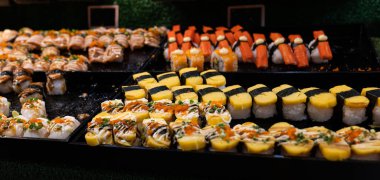 Çeşit çeşit suşi nigiri ve maki seti. Ton balığı, yengeç, somon ve rulo ile Japon suşisi çeşitleri. Japon yemeği..