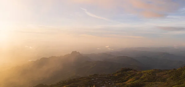 Sonbaharda Asya Güneş Işığı Saçan Dağ Vadisi Sonbaharda Sisli Tepeleri — Stok fotoğraf