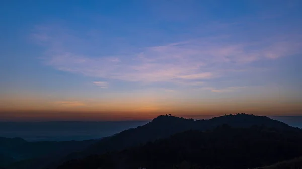 Silhueta Montanhas Durante Nascer Sol Com Céu Nuvens Bela Paisagem — Fotografia de Stock