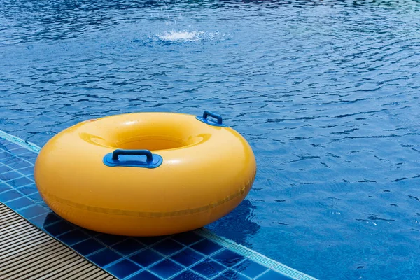Желтое Плавающее Кольцо Бассейне Резиновое Кольцо Плавает Летняя Концепция — стоковое фото