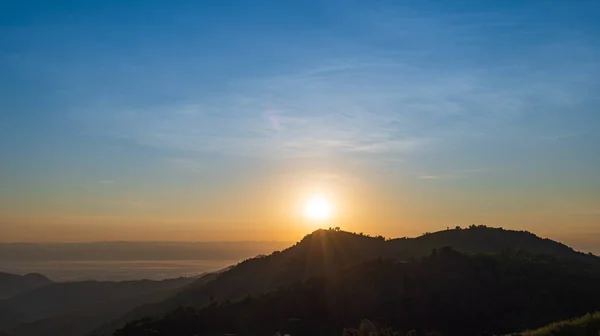 Silhuett Berg Soluppgången Med Himmel Och Moln Vackert Naturlandskap Sommaren — Stockfoto
