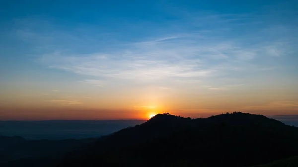 Silhueta Montanhas Durante Nascer Sol Com Céu Nuvens Bela Paisagem — Fotografia de Stock