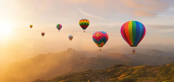 Güneşin Doğuşunda Arka Planda Dağların Üzerinde Uçan Renkli Sıcak Hava — Stok fotoğraf