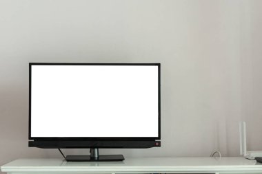 Beyaz ahşap masadaki akıllı televizyon ekranı.