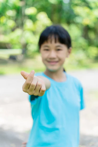 Uma Menina Bonita Fazendo Mostrando Mini Sinal Mão Coração Símbolo — Fotografia de Stock