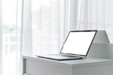 Ev içi veya ofis arka planında beyaz ekranda boş ekranı olan bilgisayar bilgisayarı