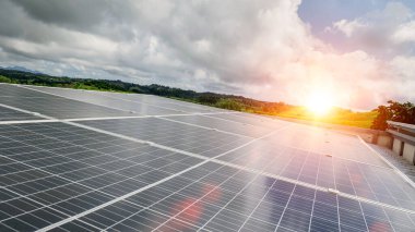 Güneş paneli sistemi, çatıdaki fotovoltaik paneller. Alternatif elektrik sürdürülebilir kaynak kavramı
