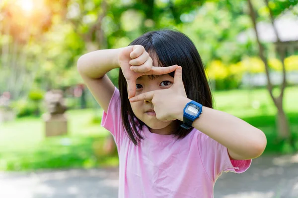 Close Menina Criança Sorrindo Fazendo Quadro Com Mãos Dedos Conceito — Fotografia de Stock