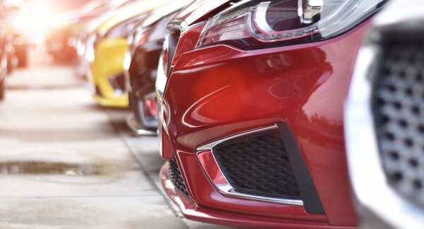 Новые автомобили в выставочном зале на продажу. Автостоянка для дилеров. Автомобильная промышленность.