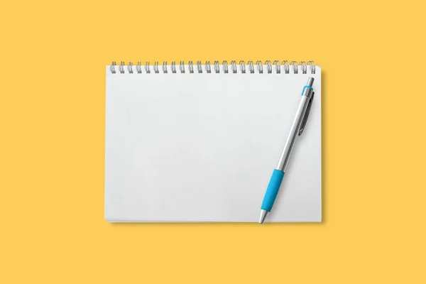 Cuaderno Blanco Con Pluma Aislada Sobre Fondo Amarillo Incluida Ruta —  Fotos de Stock