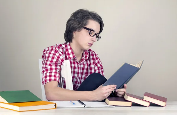 Étudiant étudie ses devoirs Photos De Stock Libres De Droits