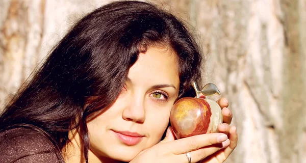 Schöne Frau mit einem Apfel Stockbild