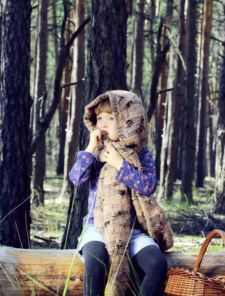 En flicka är i skogen — Stockfoto