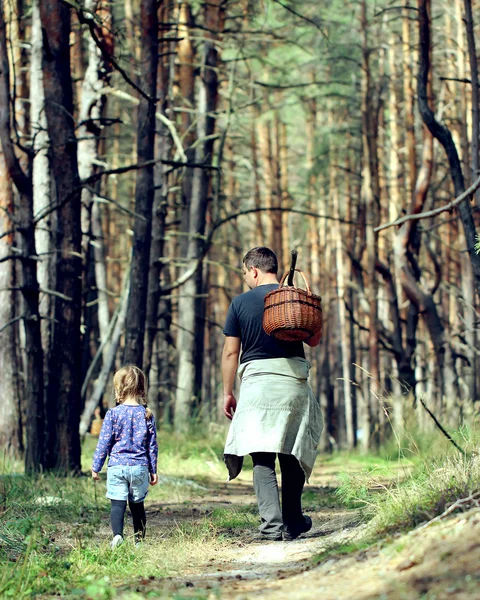 Vader met dochter in het forest — Stockfoto