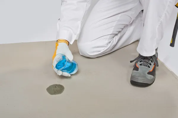 Water testing the humidity of cement base — Stock Photo, Image