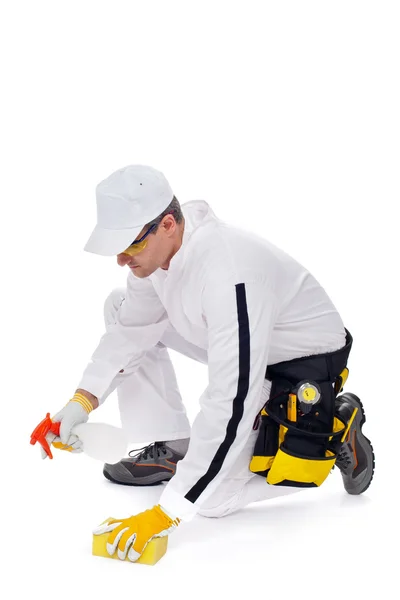 Travailleur nettoie le sol avec une éponge et pulvérisation — Photo