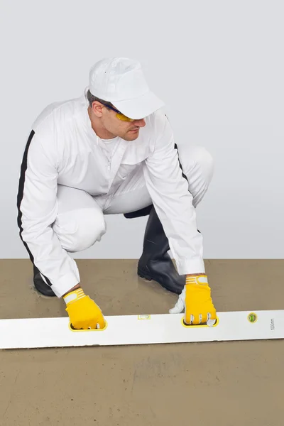 Trabajador hace un cemento luting — Foto de Stock