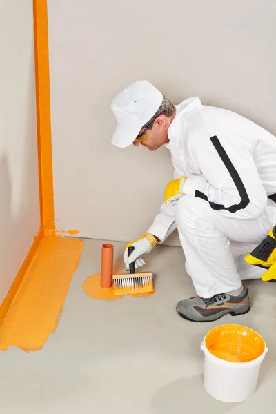 Impermeabilização do trabalhador em torno da parede, piso e sifão — Fotografia de Stock