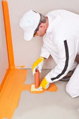 Tesisatçı su yalıtım manşet banyo zemininde uygulanır.
