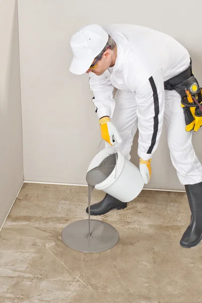 Construction worker applies self leveling floor — Stock Photo, Image