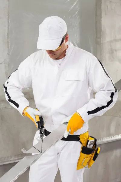 Worker cutting lath by stencil — Stock Photo, Image