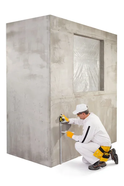 Worker measuring the level — Stock Photo, Image