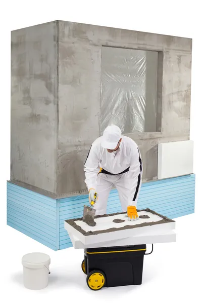 Trabalhador espalhando uma massa de vidraceiro em um painel de isolamento — Fotografia de Stock