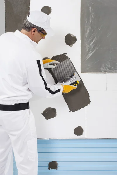 Worker reinforcing a window — Stock Photo, Image