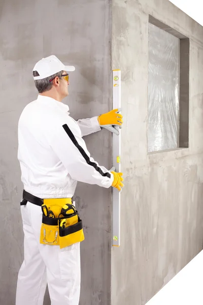 Worker measuring with a level tool — Stock Photo, Image