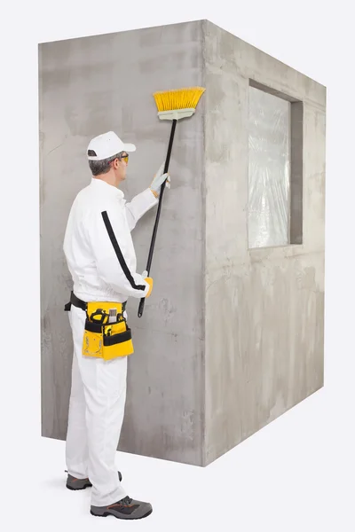 Werknemer reinigen van het oppervlak met een bezemsteel — Stockfoto