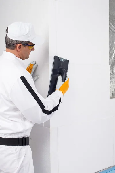 Worker rasping the corners of insulation panels — Stock Photo, Image