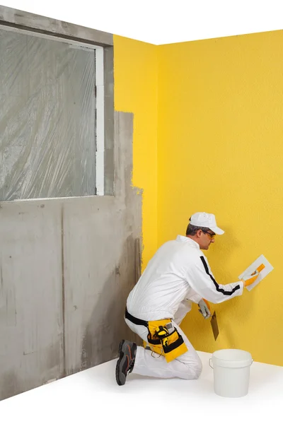 Arbeiter streicht einen Putz auf eine Wand — Stockfoto