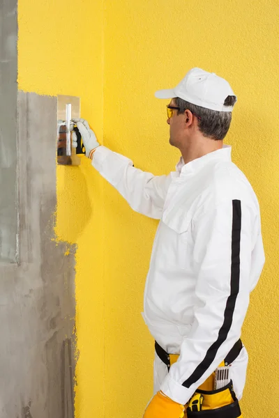 Trabalhador espalhando um gesso em uma parede de canto — Fotografia de Stock