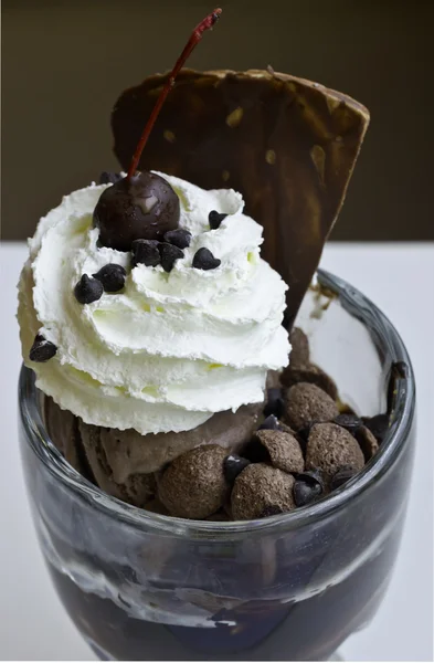 초콜릿 철 커 덕 소리와 함께 초콜릿 아이스크림 — 스톡 사진