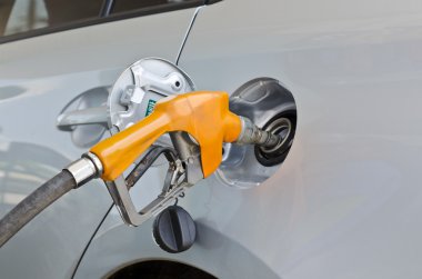 gri araba benzin istasyonunda yakıt ile dolu