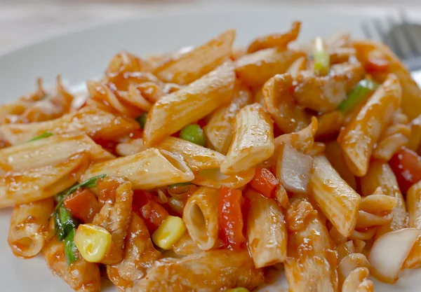 Ketçap ile tavada kızartılmış makarna