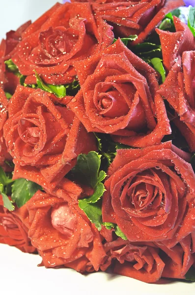 Beau bouquet de roses avec des gouttes — Photo