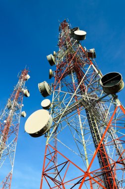 Mavi gökyüzü olan telekomünikasyon kuleleri