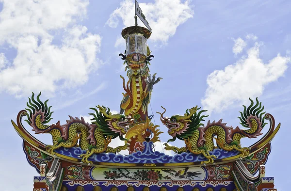 Bunte Drachenstatue auf chinesischem Tempeldach — Stockfoto