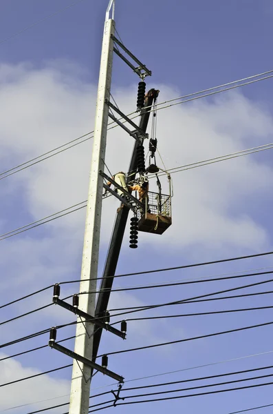 Riparazioni elettriche effettuate da elettricisti su un palo di potenza — Foto Stock