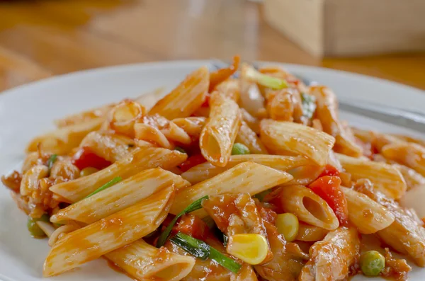 Ketçap ile tavada kızartılmış makarna