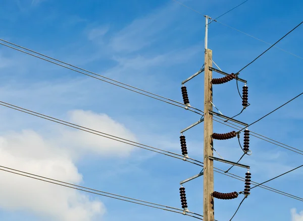 Poste eléctrico con cables contra el cielo azul — Foto de Stock