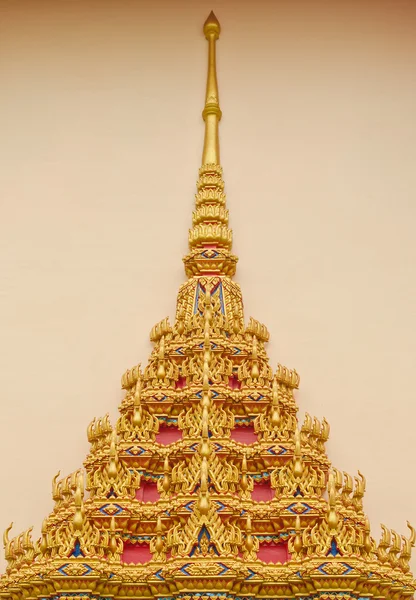 Inheemse kunst gesneden boven het venster in Thaise tempel. — Stockfoto