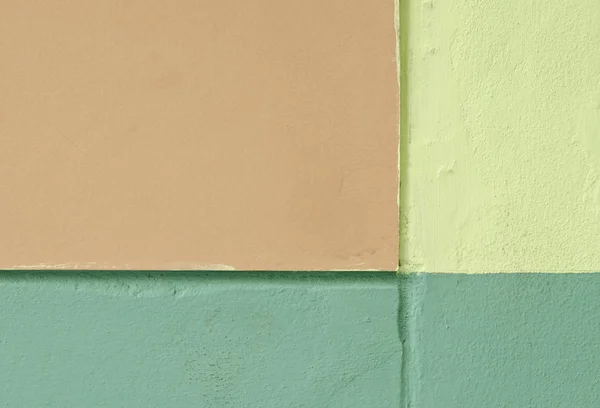 Зеленая и бежевая краска на стене — стоковое фото